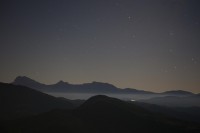 Il Gran Sasso e la sua catena sotto le stelle.