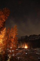 Mercatino del Lago di Carezza al cospetto del gruppo dolomitico Latemar