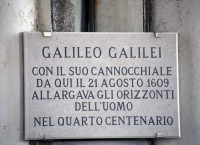 Questa targa si trova sul Campanile di San Marco e ricorda quando Galileo Galilei mostrò l'uso del suo telescopio al Doge di Venezia come mezzo per vedere le navi a distanza. (quindi il suo fine non era affatto astronomico)
