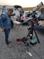 Edoardo raffredda ad acqua la sua camera di ripresa