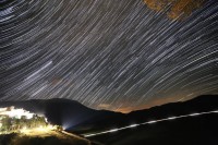 Star trail con Castelluccio in primo piano