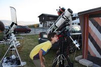 Antonio osserva nel cercatore polare della G42 di Edoardo
