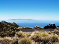 Vista a sud di Tenerife a ridosso degli osservatori, con La Gomera sullo sfondo (notare dove si trovano le nuvole...)