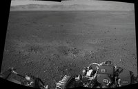 Panorama di 2 immagini che mostra il bordo del cratere Gale in lontananza, verso Nord