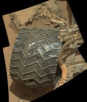 Mosaico di 2 immagini riprese con la MAHLI camera durante il Sol743. Notare i numerosi squarci e le crepe nella ruota centrale destra del rover... Credit : NASA-JPL-M-Di Lorenzo-K.Kremer