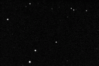 Blink di 3 frames che evidenzia il moto dell'asteroide. La variazione della luminosità generale fra un frame e l'altro dipende anche dal variare delle condizioni atmosferiche, ma non influisce molto sul risultato finale poichè in genere in un campo così ristretto, eventuali veli o nubi influenzano nello stesso moto tutti gli oggetti del campo. Cliccare sull'immagine per vedere l'animazione.