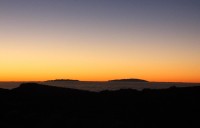 Tramonto con l'isola La Palma che spunta dal mare di nuvole