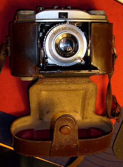 Agfa Solinette II 1954 aperta nella custodi ain cuoio