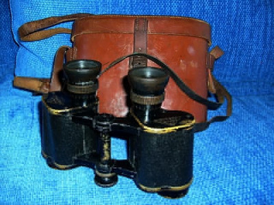 Binocolo Helinox 1917 con borsa di fianco in piedi