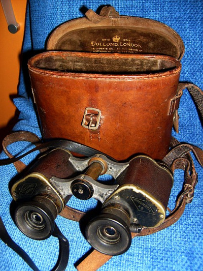 Dollond 6x25 ww1 vicino alla custodia
