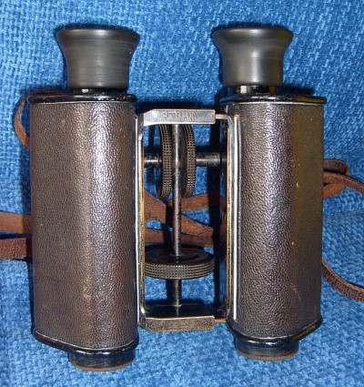 Goerz Trieder 1897 12x in piedi dopo la cura lato anteriore