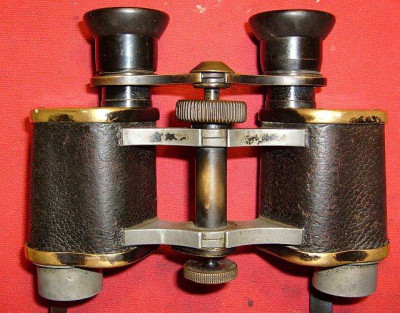 Hensoldt 8x20 in piedi anteriore