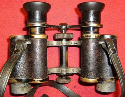 Hensoldt 8x20 in piedi lato cinghia
