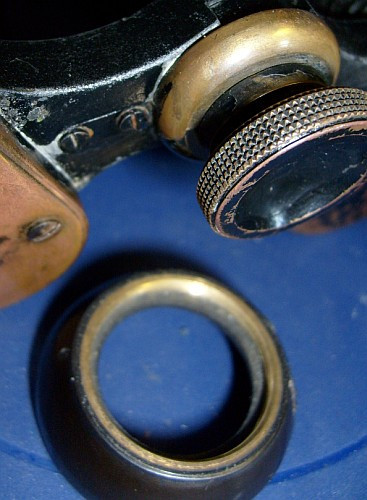 Particolare viti e paraluce metallico