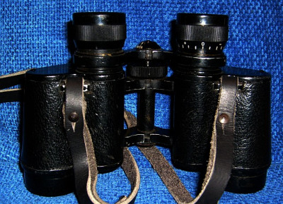 Wray 8x30 WW2 in piedi lato cinghietta dopo